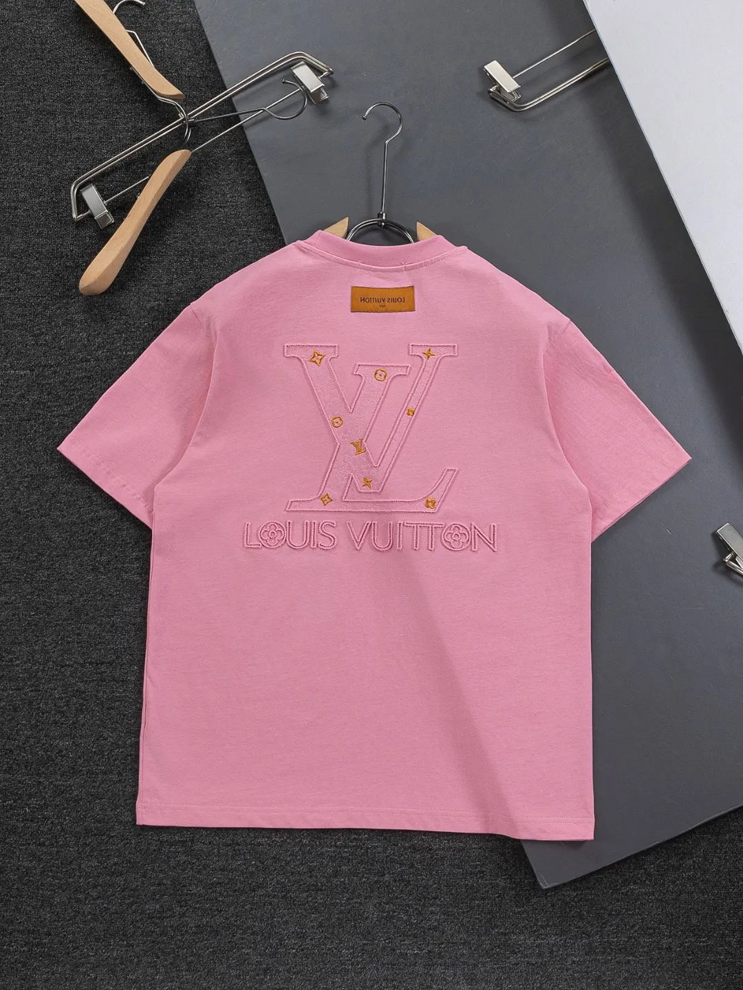 🅿️190 Louis Vuitton 1V LV micro-wide version S-XL LV 26ss New product counters are on the shelves at the same time Multiple craftsmanship Three-dimensional hollow gold dot letters embroidery on the chest🪡logo Large logo embroidery on the back hollow gold dot letters🪡logo Short-sleeved T-shirt Round neck short-sleeved T-shirt, the same style for men and women! Consigned to one-to-one creation. Synchronized with the official website, pure cotton fabrics at the counter! It is close to the skin and comfortable, durable and easy to wear. It has a classic and simple logo design and meticulous original craftsmanship. Short-sleeves, a must-have item for men, do not appear to be the same for the general public, but must be unique and eye-catching. This LV short-sleeve is all about quality, comfort, the same shape and fashion as always, including fabrics and cutting techniques. All of them have been made with great effort! 320 grams of washed pure cotton fabric, pure cotton is breathable, very refreshing and comfortable for daily wear. The rib knitting on the neckline is smooth and tight, and the neckline will not be skewed if you toss it at will. The loose version, you will find that it looks really good on the upper body. The overall is minimalist and neat, super versatile for daily use! Pair it casually with a pair of pants for a youthful look. A T-shirt will make your outfit crazy. It is a fashionable item that can never go wrong! Color: Black White Pink Size: S-XL Size chart: S: Shoulder width 50-Bust 56-Length 70 M: Shoulder width 52-Bust 57-Length 72 L: Shoulder width 54-Bust 59-Length 74 XL: Shoulder width 56-Bust 62-Length 76